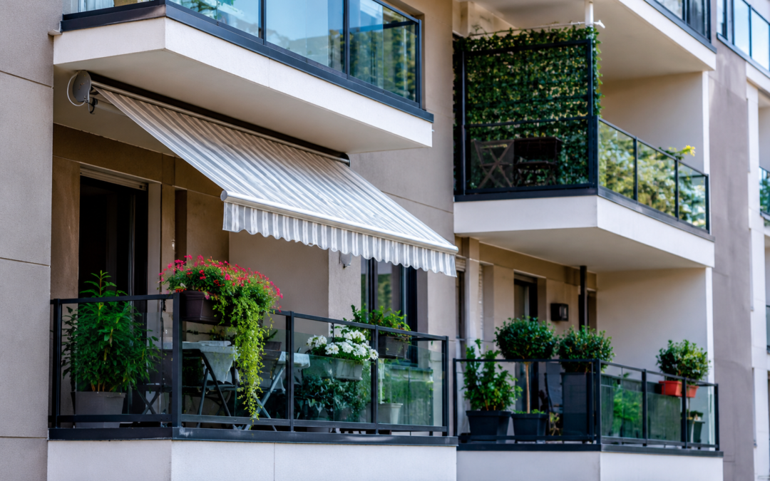 Balcone in condominio: cosa si può fare e cosa no