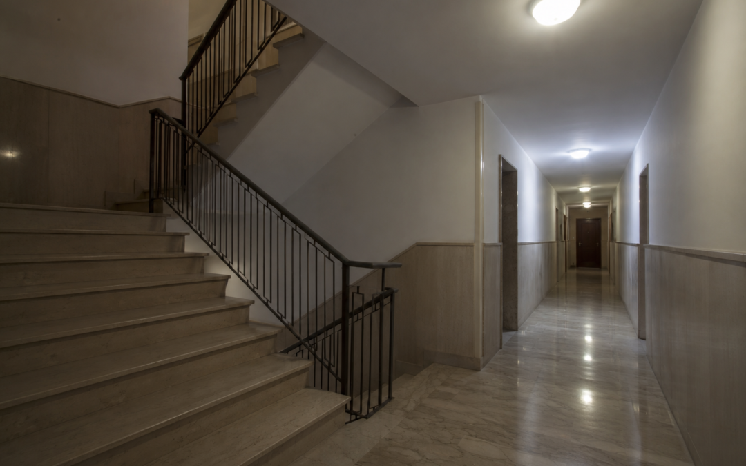 Luci sempre accese nelle scale condominiali, chi paga davvero i consumi
